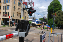 849309 Gezicht op de (gesloten) spoorwegovergang in de Burgemeester Reigerstraat te Utrecht, tijdens het passeren van ...